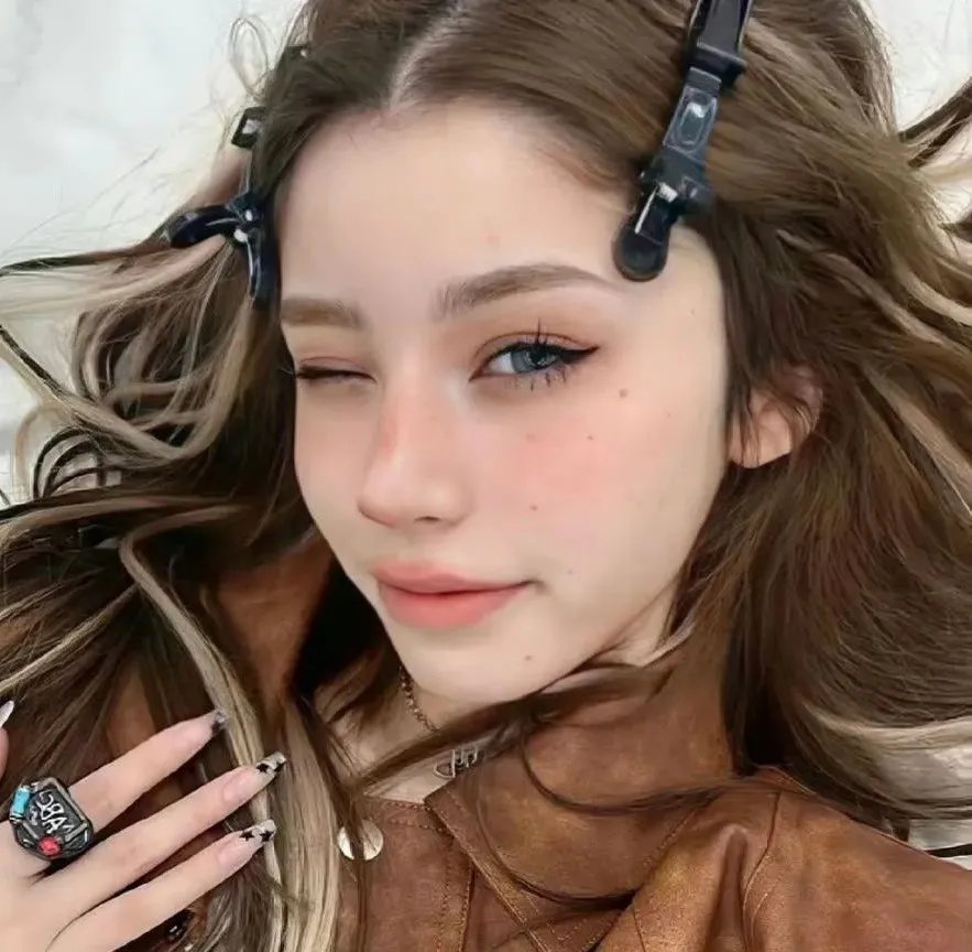 她从沉睡中醒来